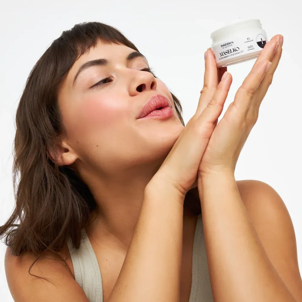 Routines STEP 1 sminkefjerner smør – fjerner vannfast sminke og SPF dame.