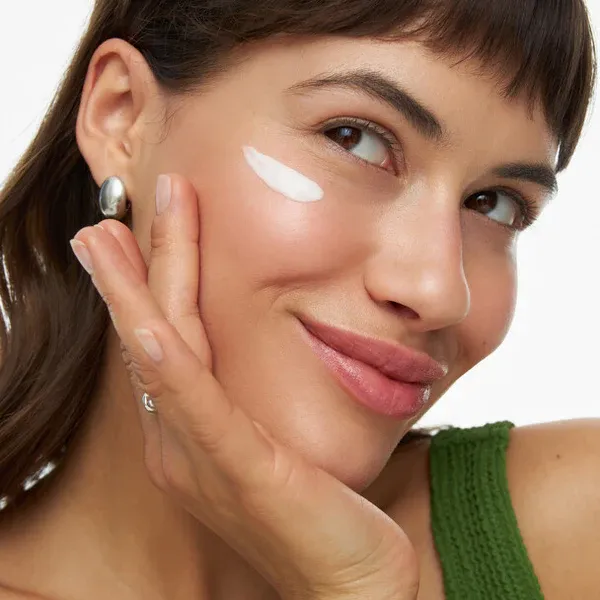 Routines STEP 3 energigivende booster med RejuveNAD+ og vitamin C ansikt