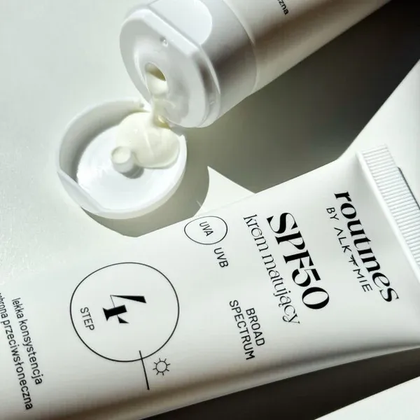 Routines STEP 4 SPF 50 dagkrem med bred UV-beskyttelse konsistens