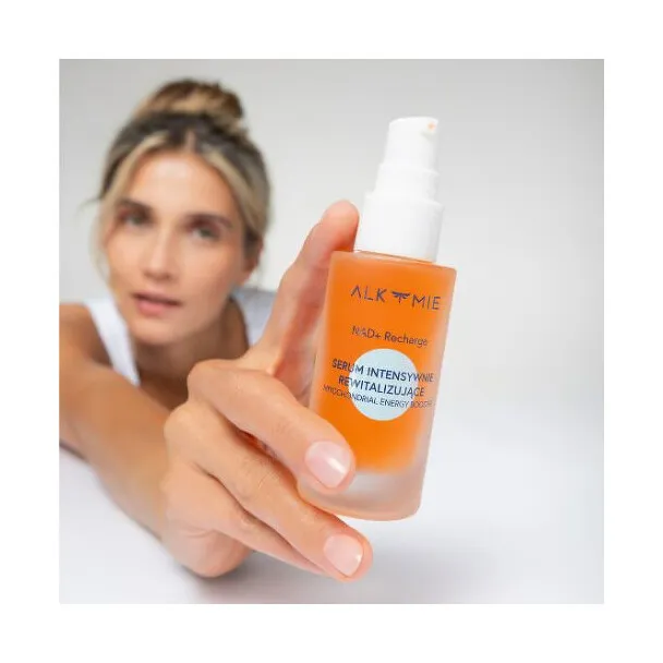 NAD+ Recharge revitaliserende serum fra Alkmie – bekjemper 5 tegn på aldring dame